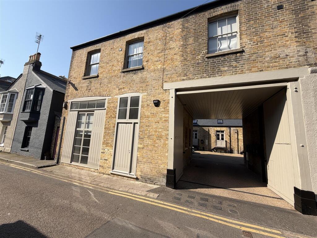 Main image of property: 5 Buckingham Road, Broadstairs, Kent CT10 1QR