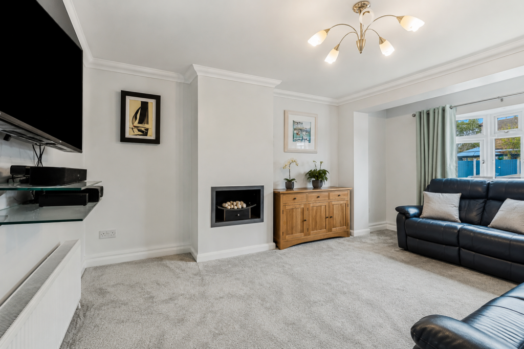 House in London, Elm Park - View 2