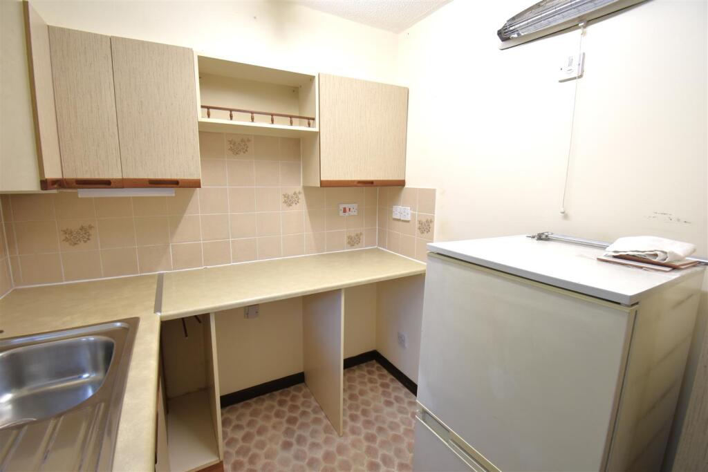 8 Pinefield, Eastfield Terrace, Bristol photo 4