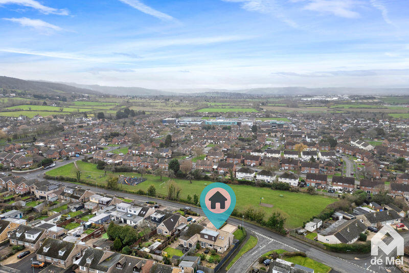 Pecked Lane, Bishops Cleeve, Cheltenham, GL52 photo 4