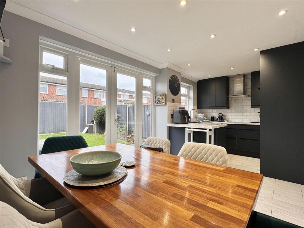 Rosebay Close, Witham photo 3