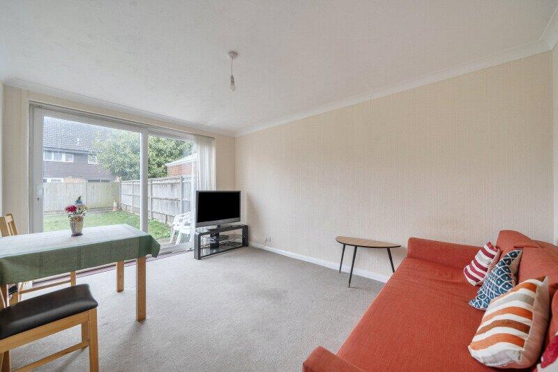 Courts Road, Earley, Reading, RG6 photo 2