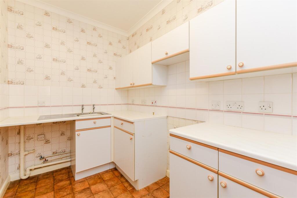Apartment in Rochester, Kent - View 3