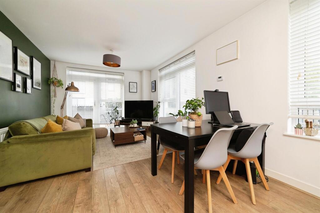 Apartment in East Hertfordshire, Hertford - View 4