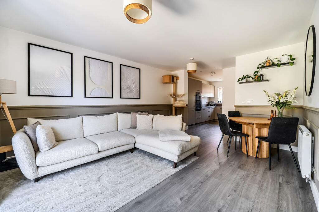 House in Tunbridge Wells, Paddock Wood - More