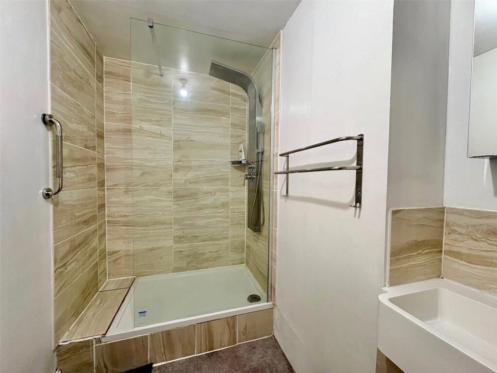Additional image 8 of Superb Flat with Garden & Parking in Central Wells