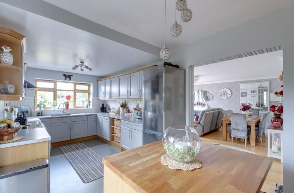 House in Rainham, South Hornchurch - More