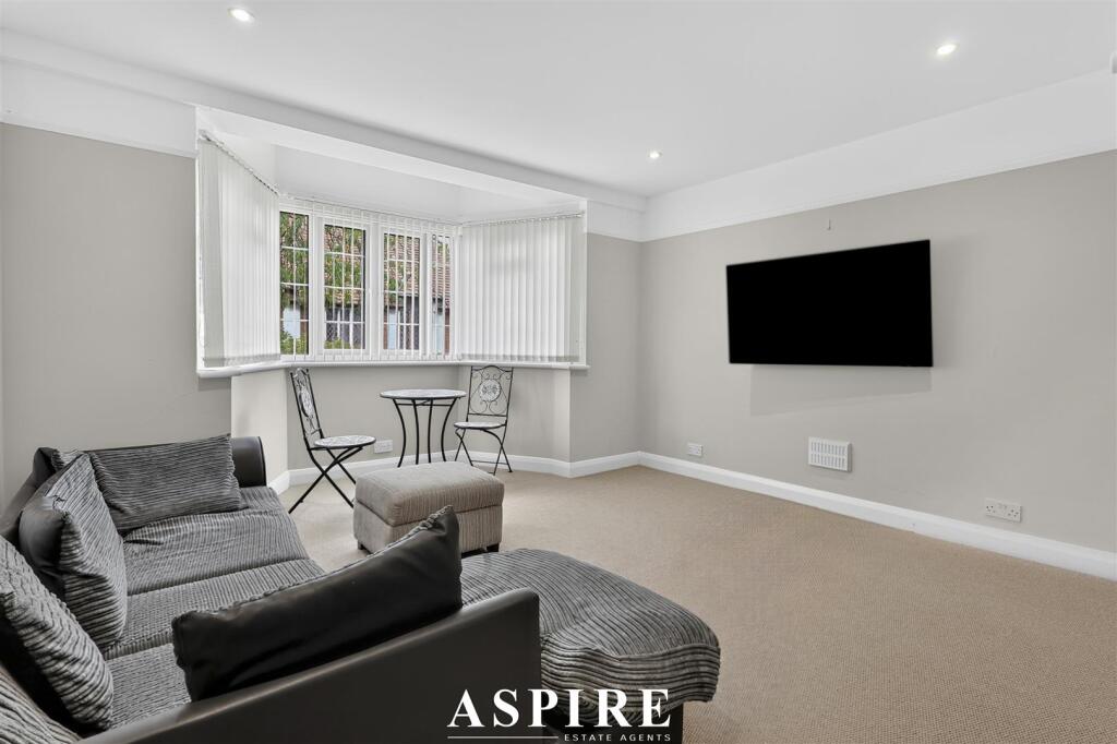 Apartment in Southend-on-Sea, Leigh-on-Sea - View 2