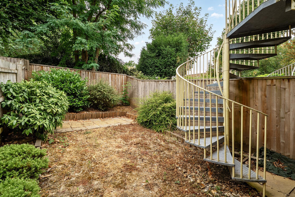 House in Walton-on-Thames, Surrey - More