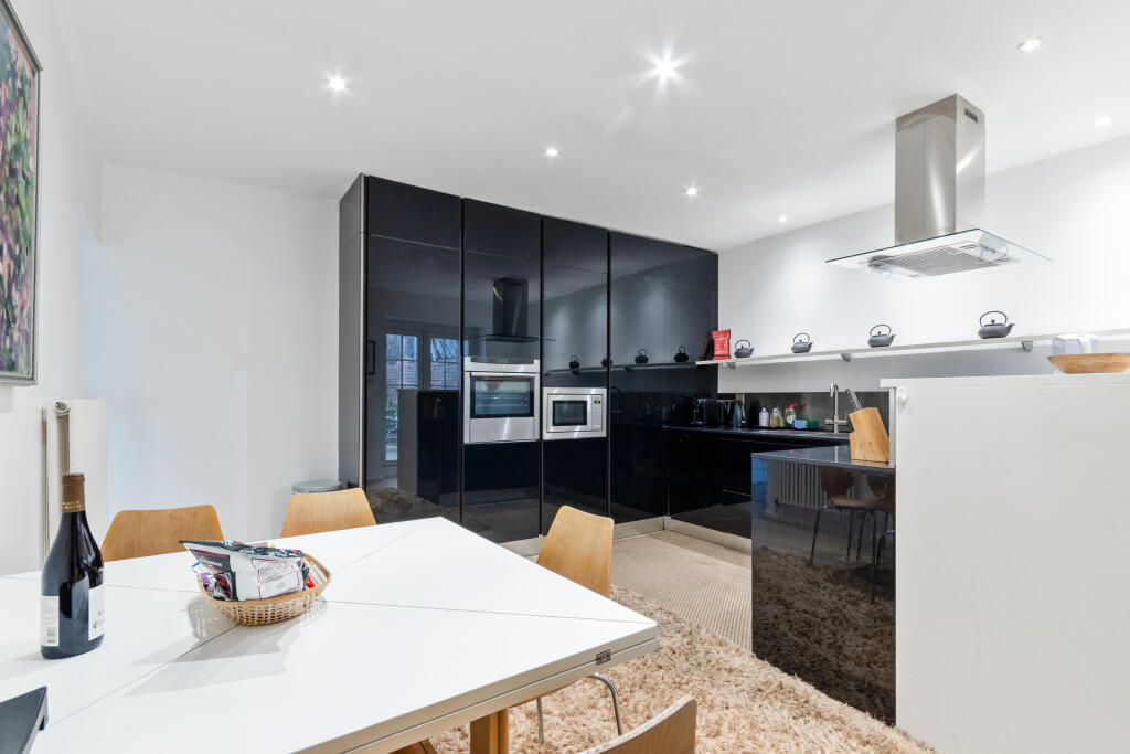 Main image of property: g1, 2 Chepstow Cres, London W11 3EB, UK