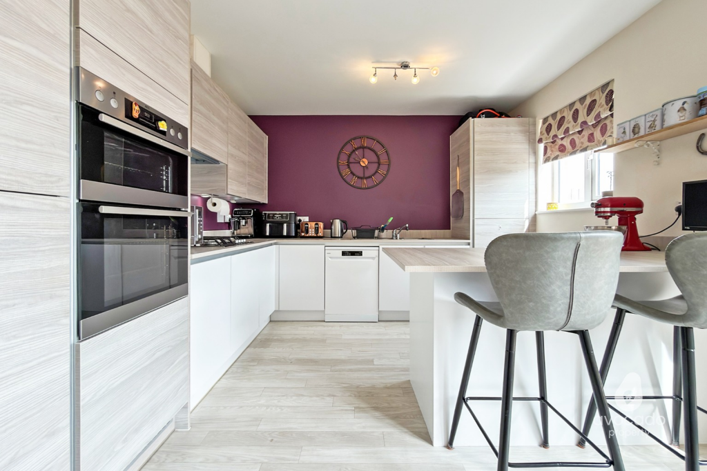 House in Binfield, Jennetts Park, Temple Park - View 6