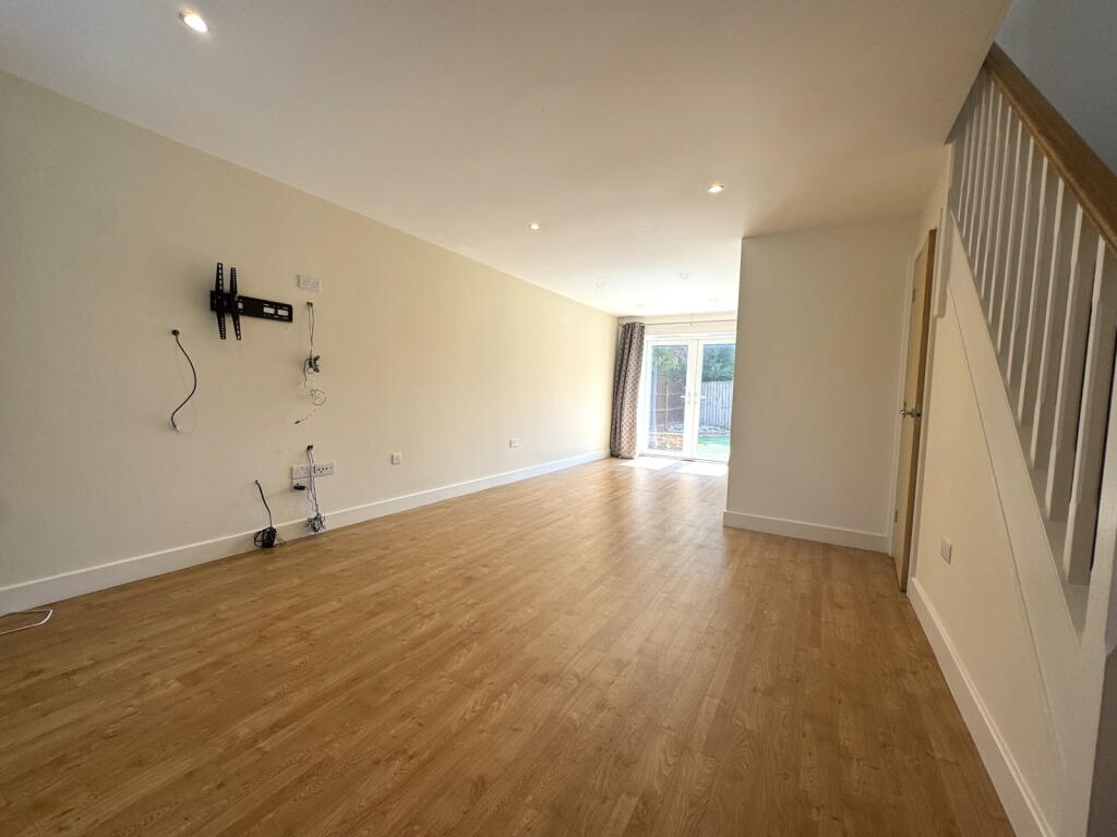 Lawnhurst Close, Cheadle Hulme, SK8 6RH photo 4