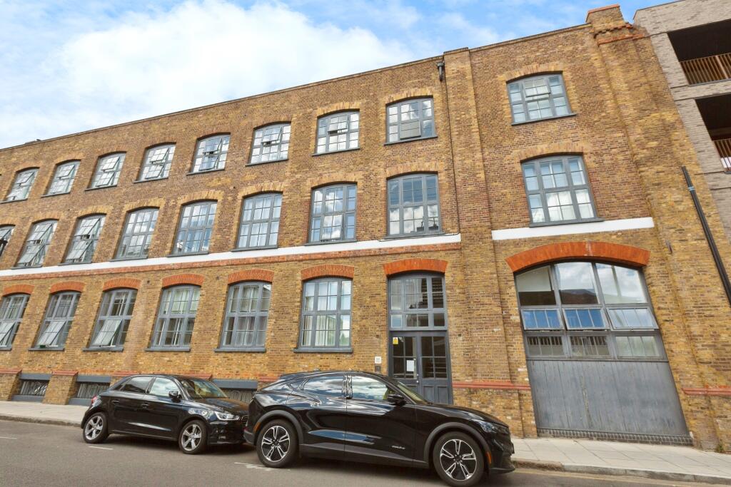2-bed flat on 11 Dod Street, London, E14, £400,000