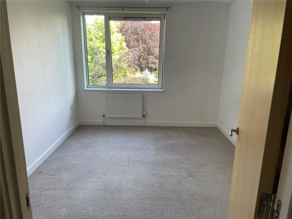 Apartment in Isleworth, Spring Grove - View 4