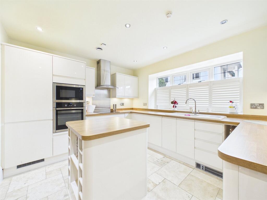 Homefield Close, Winkton, Christchurch, Dorset, BH23 photo 4