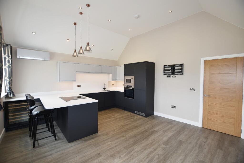 Main image of property: Gedling Road, Arnold, Nottingham NG5 6PD