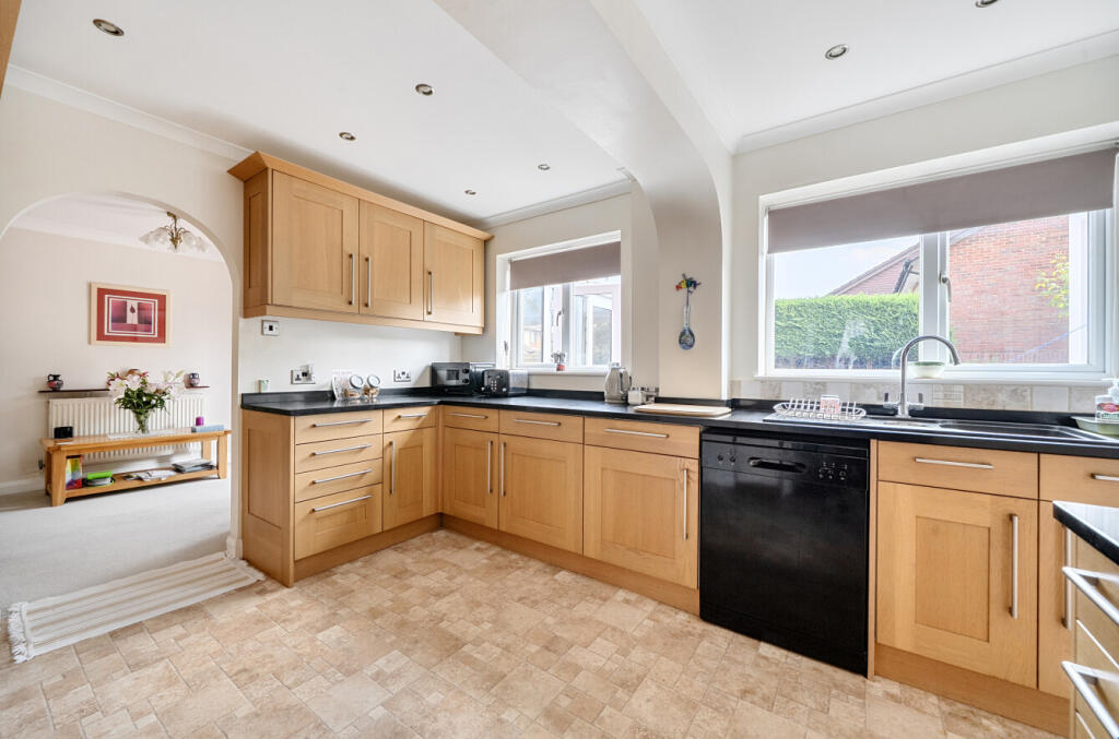 House in Binfield, Temple Park - View 4