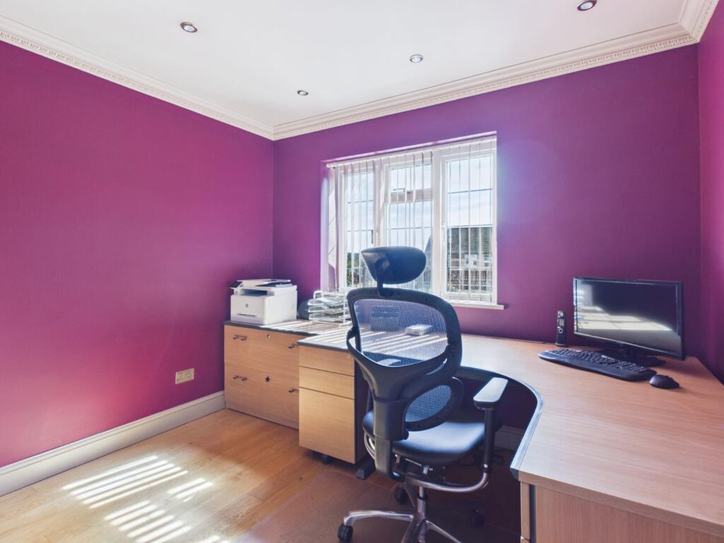 House in Slough, Chalfont St Peter - More