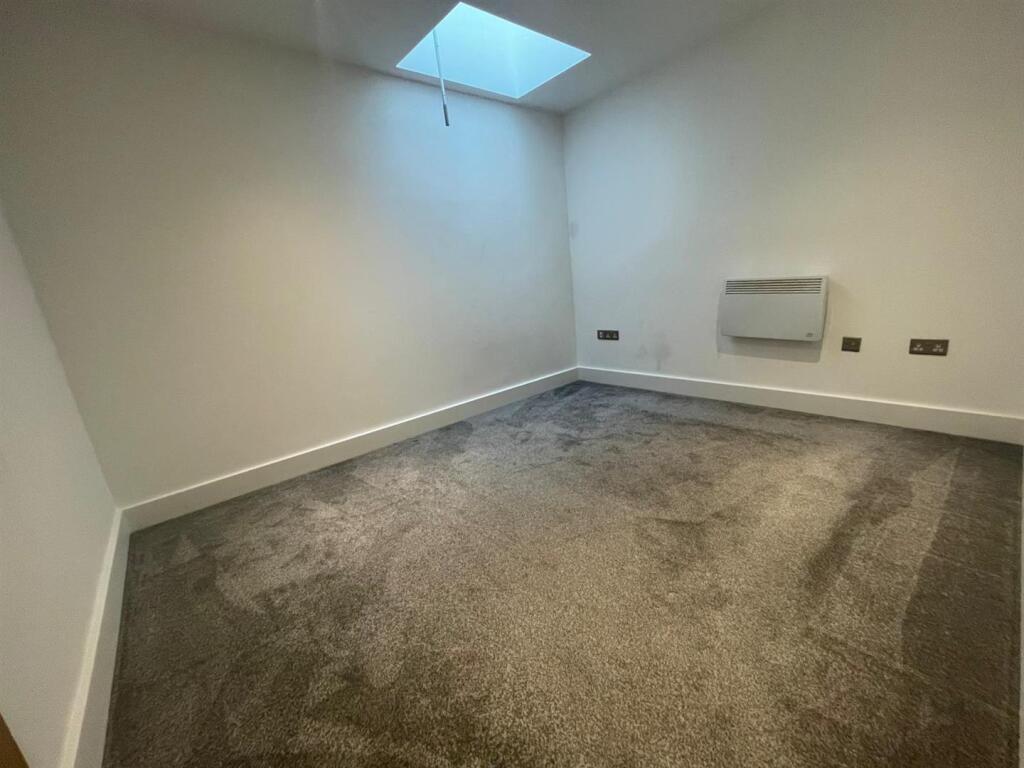 Apartment in Wirral, Liverpool City Region - View 3