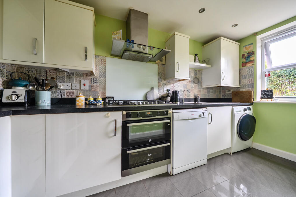 Odiham Drive, Newbury, RG14 photo 4