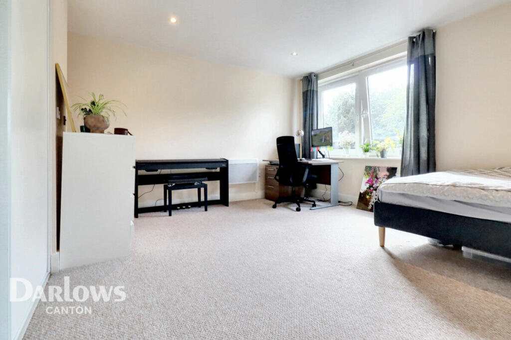 1-bed flat on Ferry Court, Cardiff, £80,000