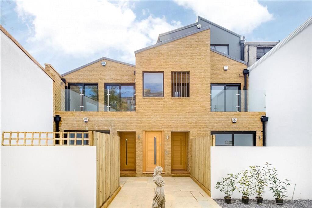 Main image of property: Gayford Road, London
