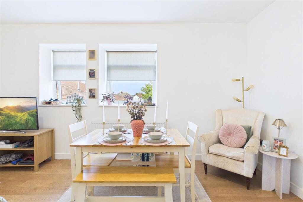 Contemporary Town Centre Apartment photo 4