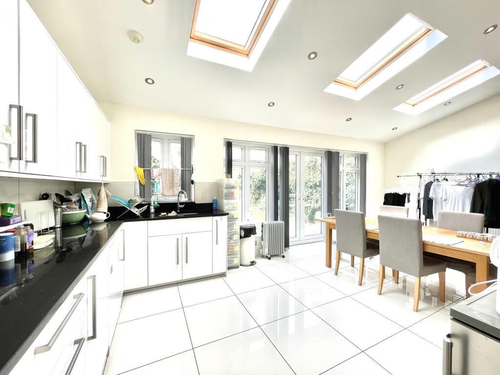 House in London, West Finchley - View 2