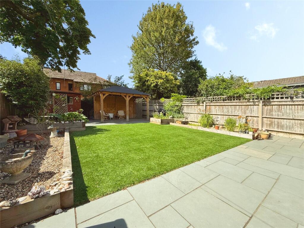 Green Lane, Blackwater, Camberley, Hampshire, GU17 photo 2
