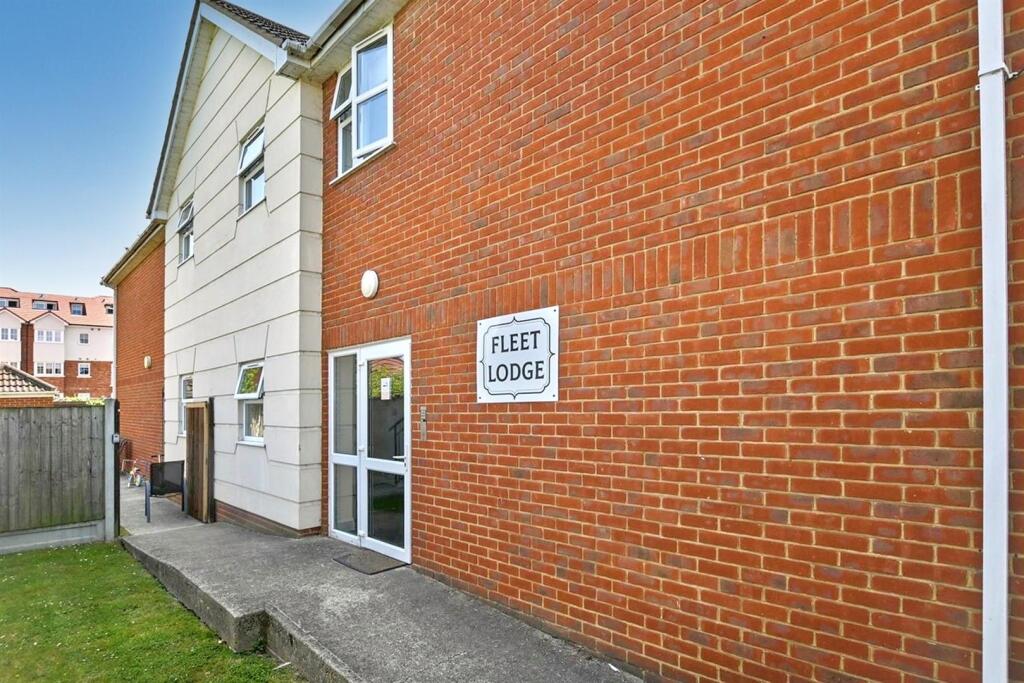2-bed apartment on Lionel Road, Canvey Island, £190,000