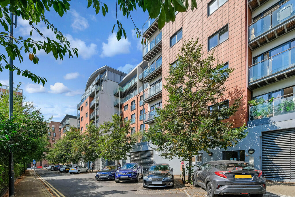 1-bed apartment on Buckingham Road, London, E10, £300,000