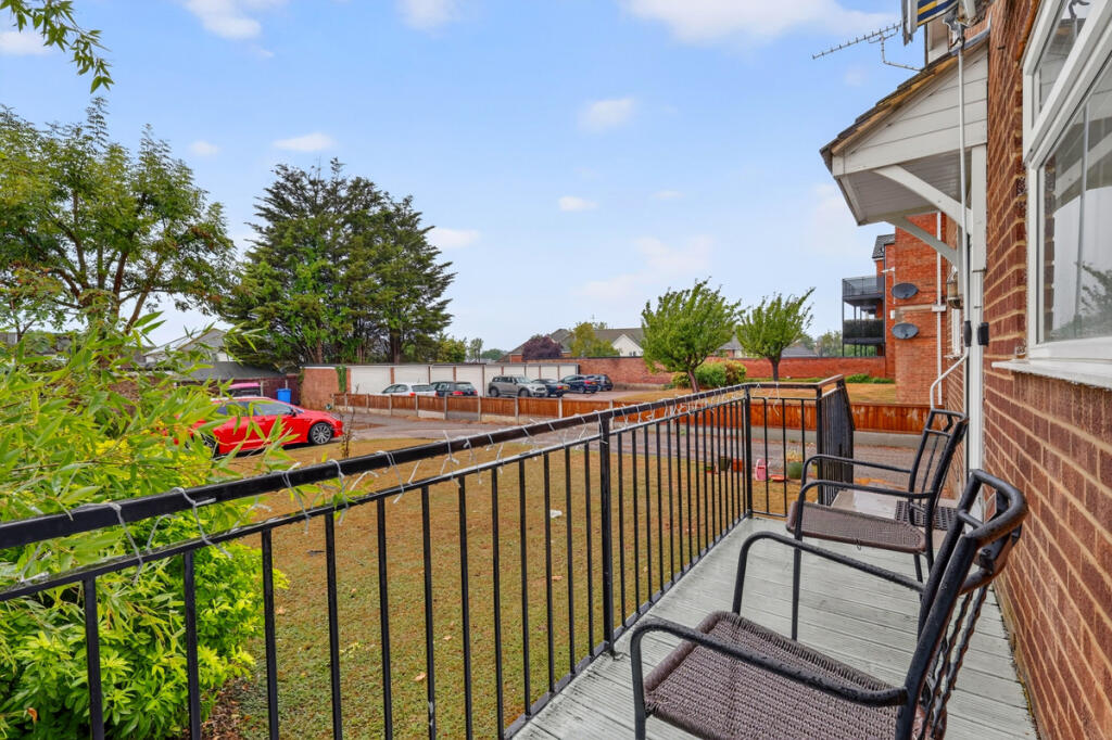 Apartment in Southend-on-Sea - View 4
