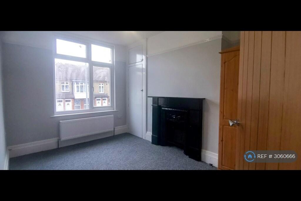 Apartment in Southend-on-Sea - View 2