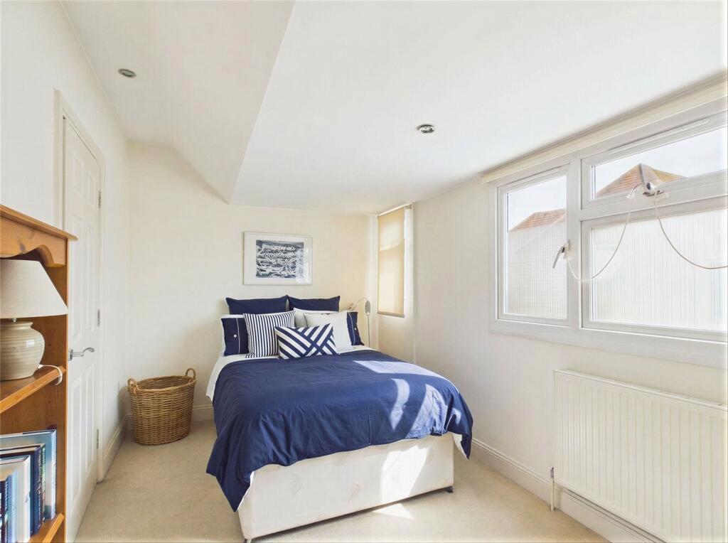 Apartment in Christchurch, Pokesdown, Bournemouth - View 3
