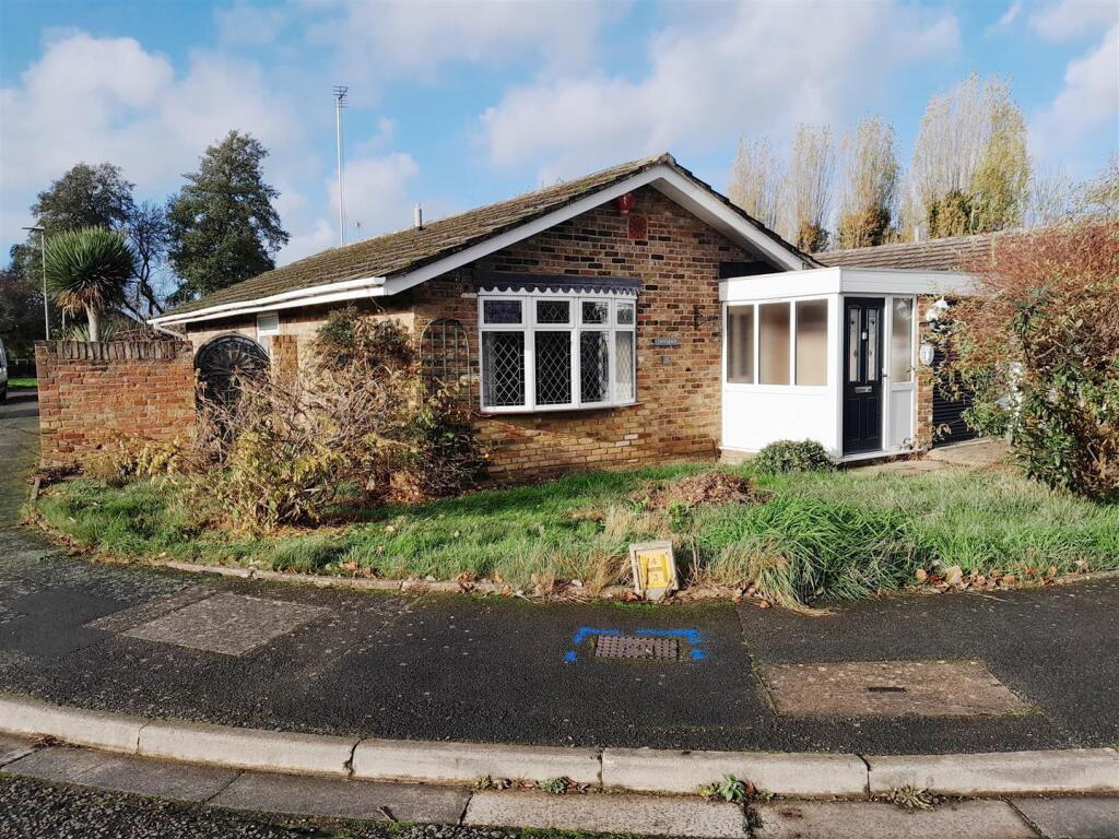 2-bed house on Treeside Close, West Drayton, £450,000