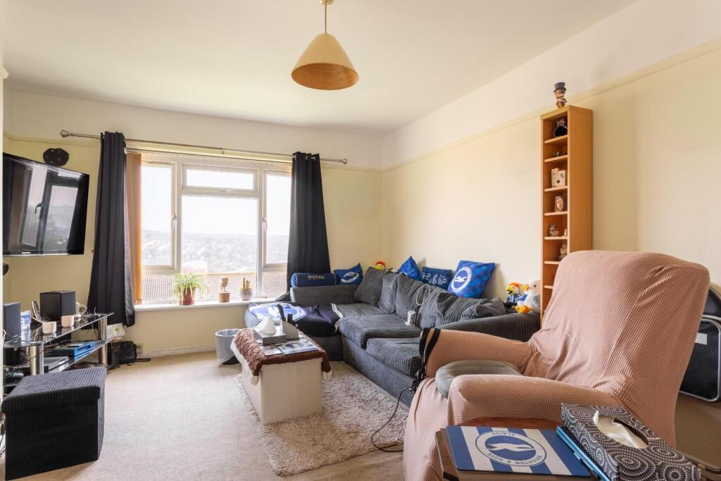 The Crestway, Brighton photo 2