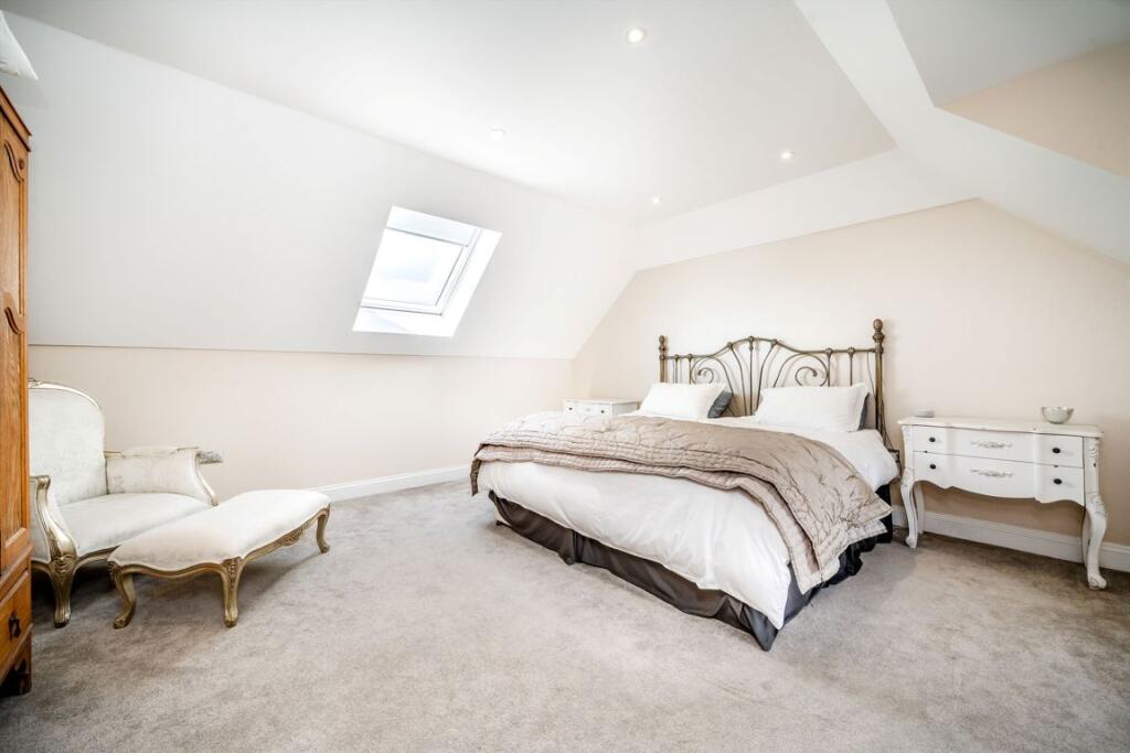 House in Elmbridge, Weybridge - More