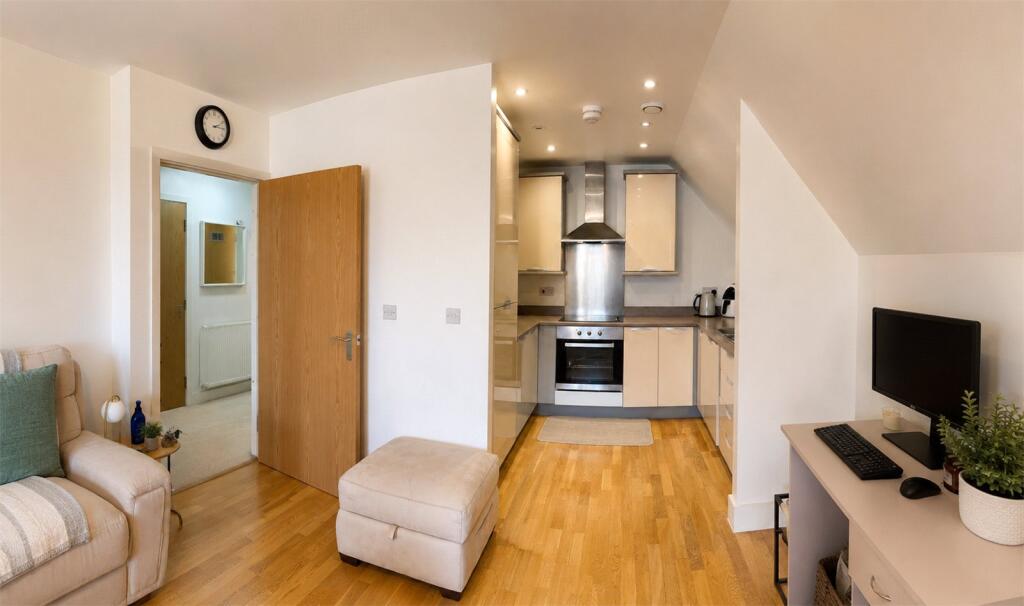Apartment in Southall - View 4