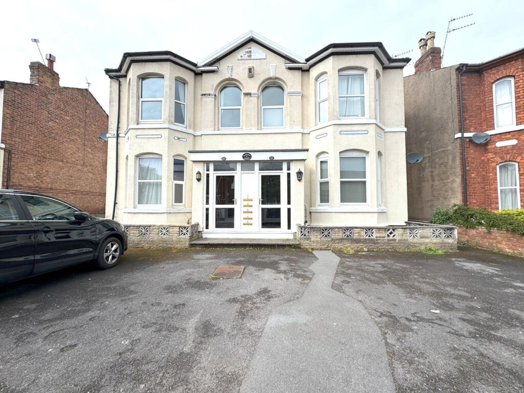 2-bed flat on Hampton Road, Southport, PR8 5DY, £120,000