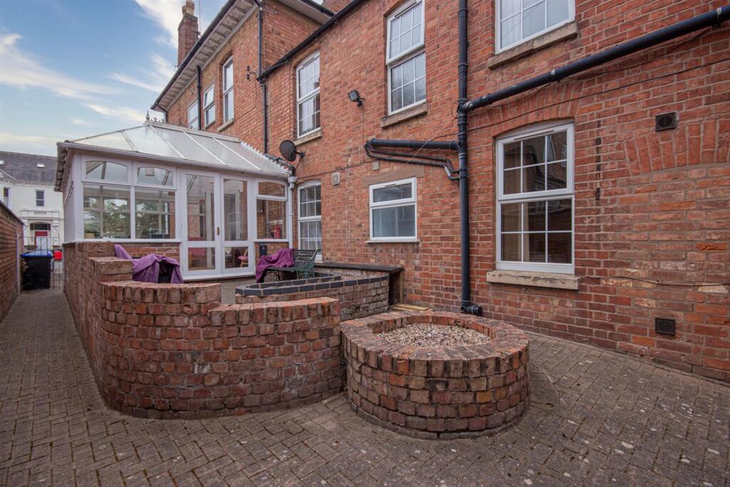 2 bedroom detached house for rent
