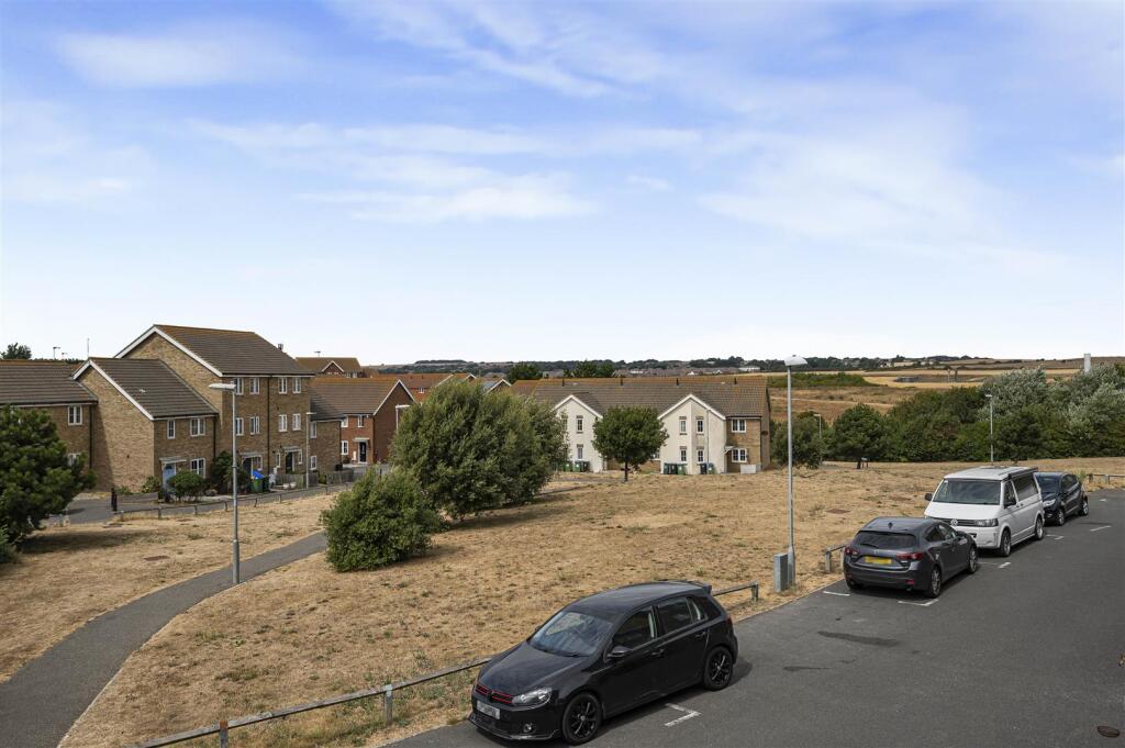 Montreal Close, Peacehaven photo 4