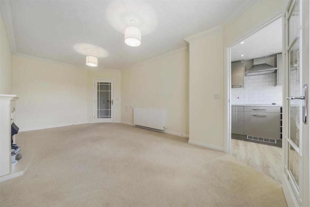 Avonbank Lodge, Newbury, Berkshire photo 4