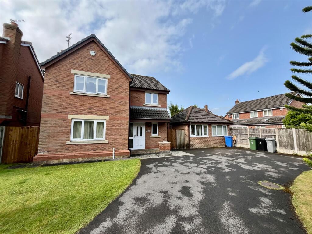 4-bed detached on Cambridge Close, Sale, £700,000