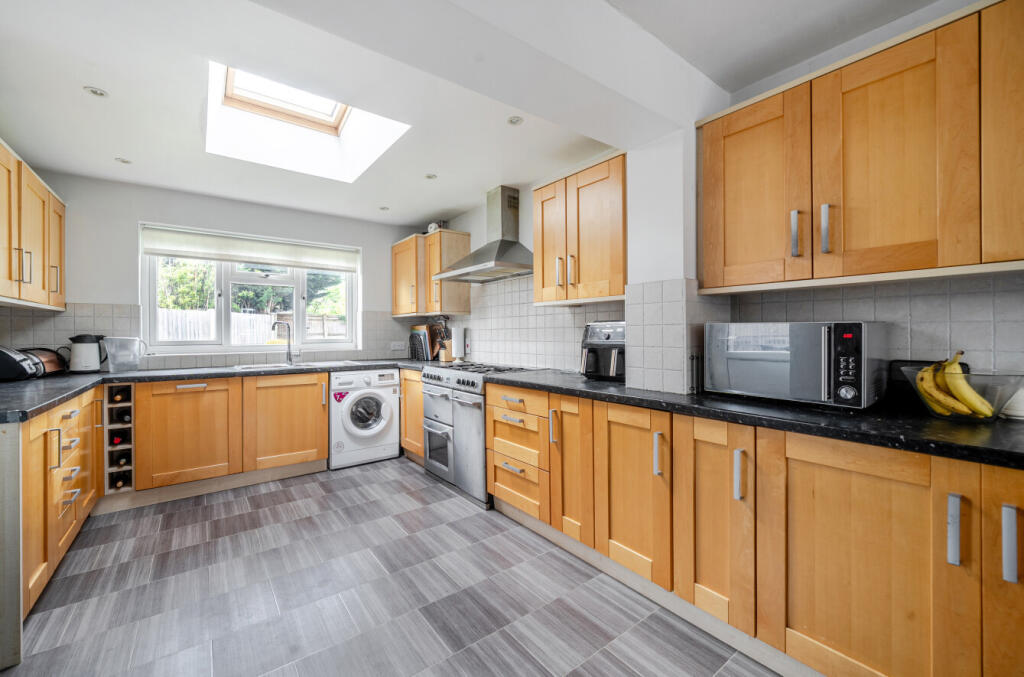 Lunds Farm Road, Woodley, Reading, Berkshire, RG5 photo 4