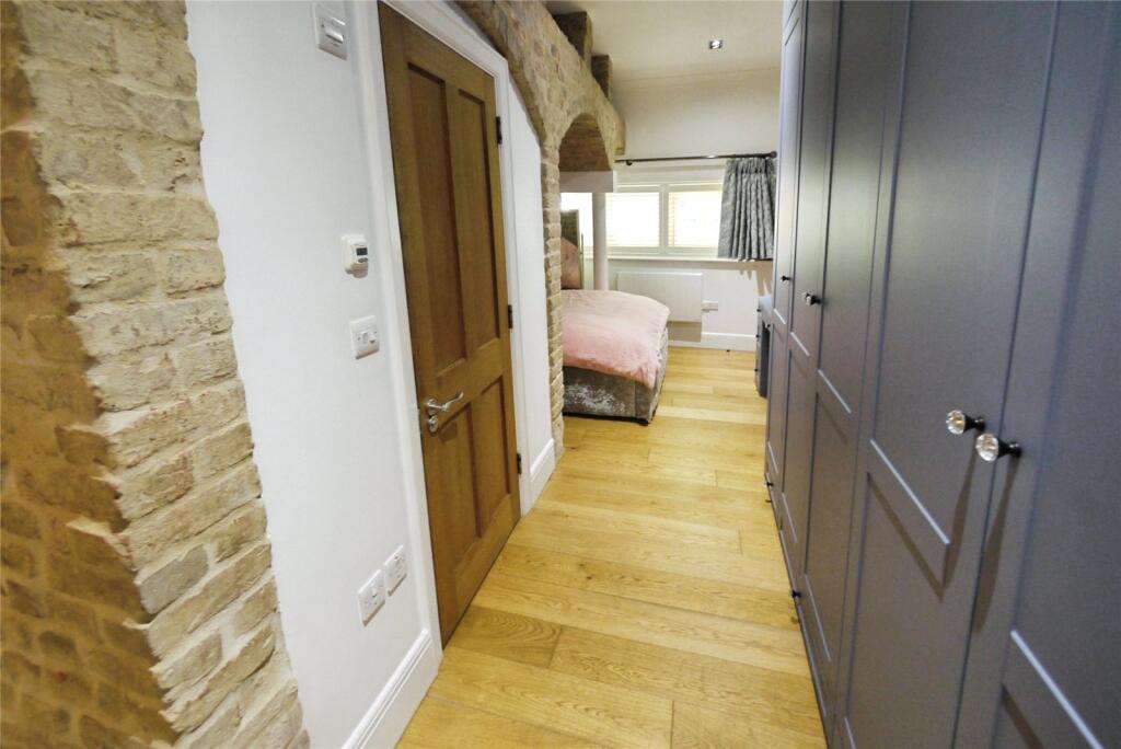 Apartment in Brentwood, Essex - More