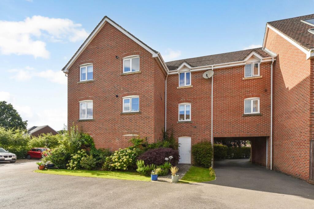 2-bed flat on Lapwing Way, Four Marks, Alton, Hampshire, £270,000
