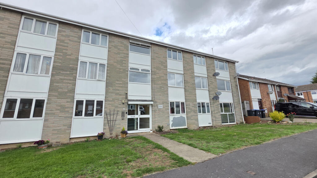 2-bed flat on Horsewell, Southam, CV47, £120,000