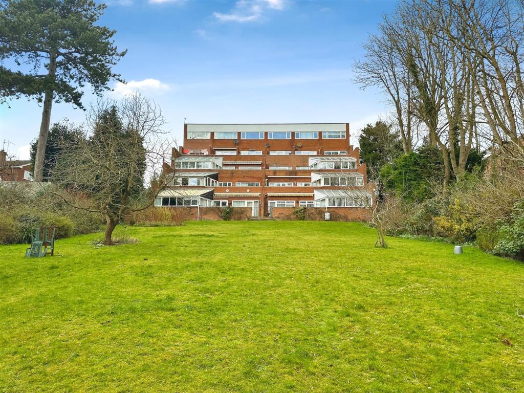 Main image of property: 3 Warwick New Road, Leamington Spa