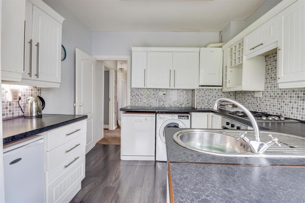 * CAN CONVERT TO THREE BED * Prince Avenue, Westcliff-On-Sea photo 3