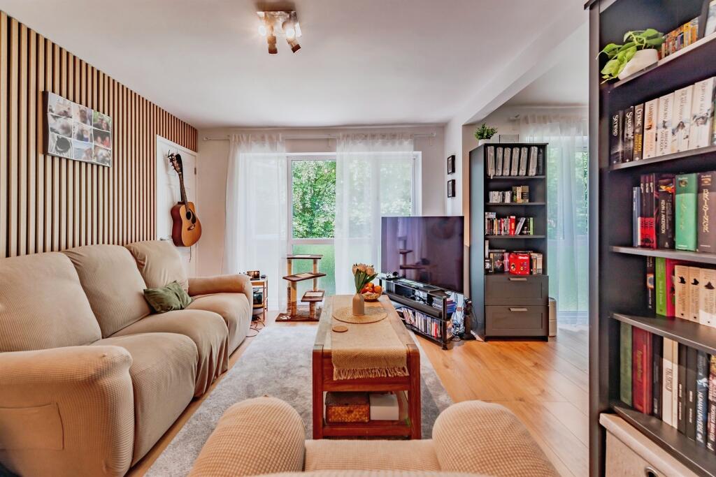 Apartment in Crawley, Worth - View 4